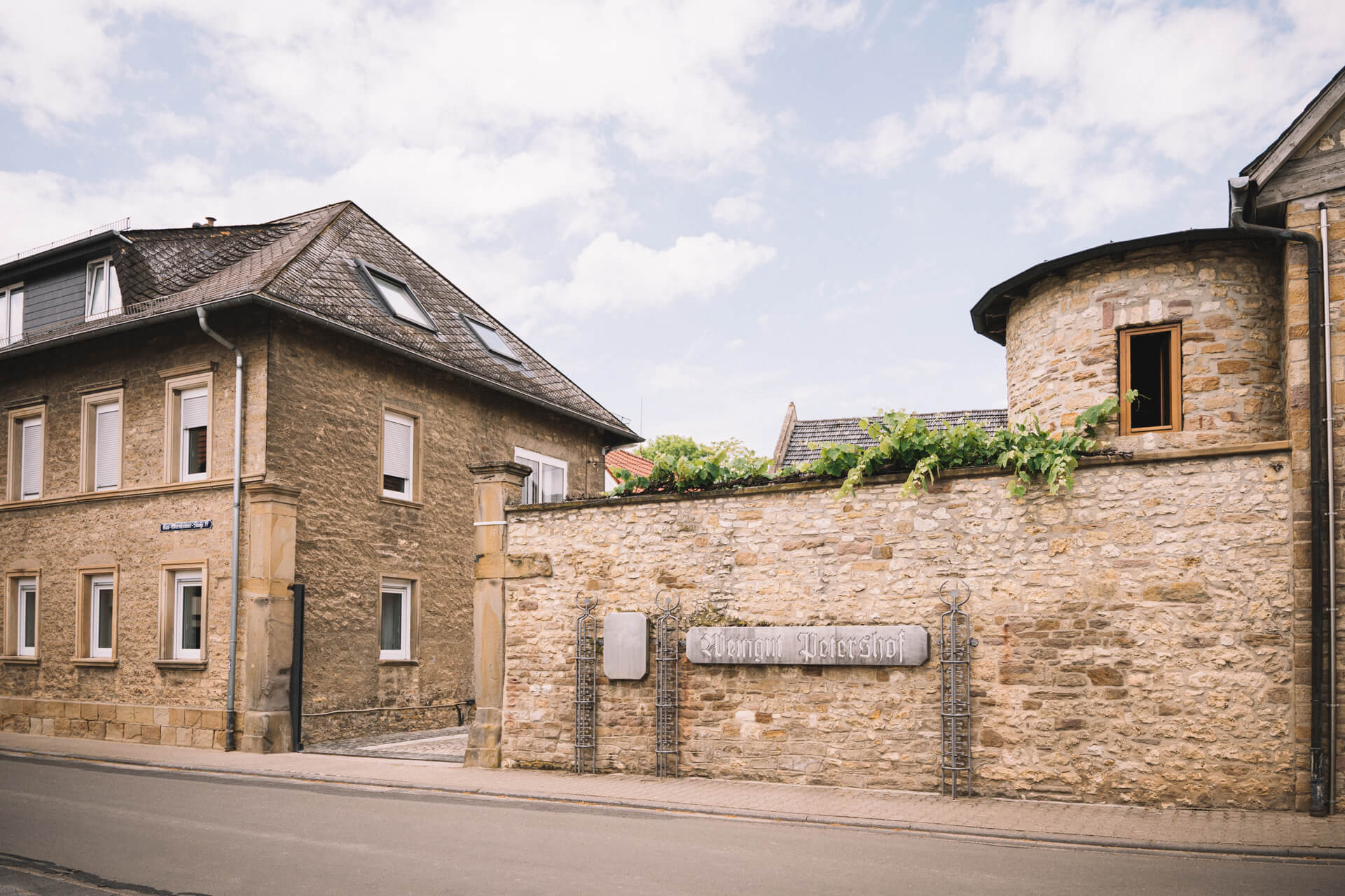 Tor zum Weingut Petershof